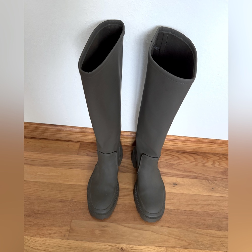 Zara - Low Heel Rubberized Boots - size 38/US 7.5 - Picture 3 of 7